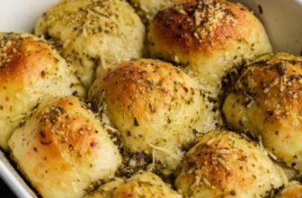 Pesto Parmesan Dinner Rolls – The Keep At House Chef
